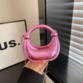 Rosafarbene Laser-Acryltasche mit Glanzfinish und goldener Kette für Damen - Rosa