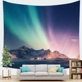 Detalle de un tapiz de paisaje polar con aurora colgado en una pared de salón - Montaña Nevada Aurora (4) / 150x100(Piel de Melocotón)