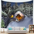 Detail van kerstwandtapijt met besneeuwde boshut boven een moderne bank in huis - 100x70(Perzikhuid) / Rustige Sneeuwnacht Hut (Stijl 9)