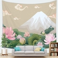 Arazzo giapponese con Monte Fuji e loto rosa appeso sopra un divano nel salotto - 150x100cm / Monte Fuji loto e libellula (Peach Skin/G246)