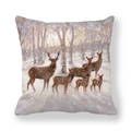Detailaufnahme von Kissenbezug mit Hirschmotiv im Winterwald und Pfirsichhautgewebe - 45x45cm / Hirschfamilie im Schneewald (9)