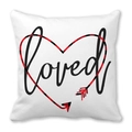 Weiße Kissenhülle aus Pfirsichhaut mit loved-Schriftzug und rotem Karo-Herzmotiv - Loved Herz Pfeil Stil