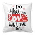 Kissenbezug in Pfirsichhaut-Optik mit 'Do what you love' Spruch und rotem Herz-Akzent - Inspirierender Zitatstil (1)