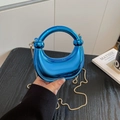 Borsa a mezzaluna in acrilico blu elettrico con manico circolare e catena dorata - Blu