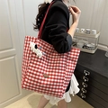 Modieuze rood-wit geblokte canvas shopper met rode riem en schattige puppy-hanger accessoire - Met Hanger / Rood