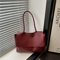 Minimalistische weinrote Damen-Schultertasche aus Kunstleder mit schmalen Riemen - Rot