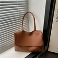 Minimalistische braune Leder-Schultertasche mit großer Klappe für den täglichen Pendelverkehr - Braun