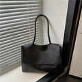 Minimalistische schwarze Tragetasche aus mattem Leder für Damen mit elegantem Klappverschluss - Schwarz