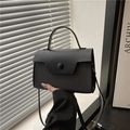 Minimalistische zwarte geweven patchwork handtas met ronde gesp in professionele studio - Zwart