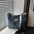 Grand sac cabas en jean bleu foncé avec paillettes argentées et chaîne en perles - Bleu foncé