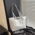 Borsa tote argento metallizzato con motivi a cucciolo goffrati e dettaglio foulard in seta - Argento - Senza Ciondolo