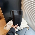 Minimalistische schwarze Handytasche aus Leder mit Narbenstruktur und Schultergurt - Schwarz