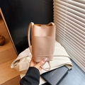 Rosa Umhängetasche aus Kunstleder mit Lychee-Textur und schmalem Riemen für das Handy - Khaki