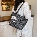Borsa tote etnica nera con motivo geometrico e ciondolo a nuvola carina - Con Ciondolo / Nero