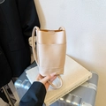 Mini borsa a tracolla per cellulare in pelle bianco crema con motivo litchi - Cachi