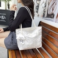 Borsa tote bianca in ecopelle con motivo geometrico grigio e ciondolo a nuvola - Con Ciondolo / Bianco