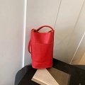 Elegante borsa a secchiello in pelle rossa a grana con manico e tracolla sottile - Rosso