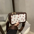 Bolso bandolera marrón con estampado de cerezas, cremallera doble y correa ancha - Café (Sin Colgante)