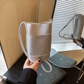 Schicke silberne Mini-Beuteltasche aus Leder mit Lychee-Narbung und Umhängeriemen - Silber