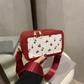 Bolso bandolera rojo con estampado de cerezas y correa ancha, vista frontal del bolso - Rojo (Sin Colgante)