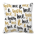 Moderner weißer Kissenbezug mit schwarz-goldener Aufschrift you & me für Valentinstag - Stil 30 (Weißer Hintergrund Schwarz Gold Handschriftlich you & me Kunst)
