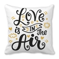 Quadratischer Kissenbezug mit goldenem Love Is In The Air Schriftzug und Herzen - LOVE IS IN THE AIR (1)