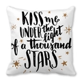 Housse de coussin blanche en peau de pêche avec texte Kiss Me et étoiles dorées - Embrasse-moi sous les étoiles (1)