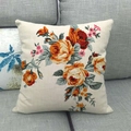 Fodera per cuscino quadrata in cotone e lino con rose arancioni su un divano grigio - Grande Rosa Rosso Arancio (3) / 45x45cm