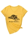 Dettaglio della t-shirt gialla con scollo a V, stampa di procione e nodo in vita - S / Giallo (Stampa Procione Nero)