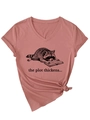 Detail van roze V-hals t-shirt met wasbeerprint en stijlvolle zijdelingse knoop aan de zoom - S / Rozegoud (Zwarte Wasbeerprint)