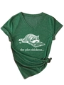 Detail van V-hals t-shirt met schattige wasbeer grafiek en de tekst the plot thickens - S / Vintage Groen (Witte Wasbeerprint)