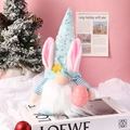 Dettaglio di gnomo pasquale con cappello di paillettes, orecchie di coniglio e uovo rosa - Stile Blu Con Luce