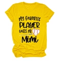 Détail du t-shirt jaune avec imprimé graphique My favorite PLAYER calls me MiMi baseball - Jaune (Police Noire)