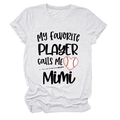 Gros plan du motif My Favorite Player Calls Me Mimi sur un t-shirt en coton blanc - Blanc (Police Noire)