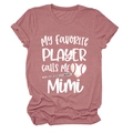 Détail du t-shirt mauve à col rond avec motif My Favorite Player et manches retroussées - Or Rose (Police Blanche)