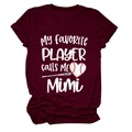 Détail de l'imprimé graphique baseball et texte blanc sur t-shirt en coton bordeaux - Rouge Vin (Police Blanche)