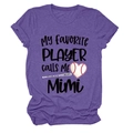 Détail du T-shirt en coton violet avec l'imprimé baseball My Favorite Player Calls Me Mimi - Violet (Police Noire)