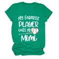 Gros plan sur le t-shirt vert en coton avec imprimé My Favorite Player calls me Mimi - Vert Foncé (Police Blanche)