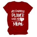 Détail de l'imprimé 'MY FAVORITE PLAYER CALLS ME Mimi' sur un t-shirt rouge foncé - Rouge (Police Blanche)