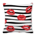 Kissenbezug aus Pfirsichhaut mit roten Lippenmotiven auf schwarz-weißen Querstreifen - Pop-Art Rote Lippen Streifen (Stil 3)