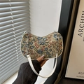 Borsa a mezzaluna in arazzo floreale etnico con fibbia a farfalla e catenella - Blu