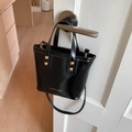 Borsa a secchiello in pelle PU lucida nera con rivetti dorati appesa alla maniglia - Nero