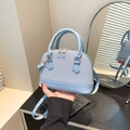 Hellblaue Muschel-Handtasche mit Doppelgriffen und verstellbarem Crossbody-Gurt für Damen - Blau