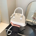 Minimalistische Muscheltasche aus beigem Stroh mit weißen Lederakzenten und Riemen - Gebrochenes Weiß