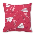 Federa quadrata rossa con motivi di aeroplano di carta bianco e cuori con scritta love - Sfondo Rosso Aeroplano di Carta Bianco e Cuore Love (16) / 45x45cm