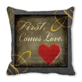 Funda de cojín gris piel de melocotón con texto First Comes Love y un corazón rojo - 45x45 cm / Corazón Gris Oscuro First Comes Love (17)