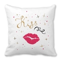 Kiss Me Kissenhülle aus Pfirsichhaut-Leinen mit Lippenabdruck und Goldsternen zum Valentinstag - Kiss Me Lippen (2)