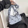 Sac oreiller en velours côtelé bleu clair avec motifs matelassés et nœuds noirs - Bleu