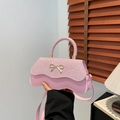 Borsa rosa con fiocco, patta a onde e texture di strass scintillanti dal design elegante - Rosa