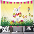 Osterhasen-Wandteppich mit bunten Eiern auf gelbem Grund hängend über dem Sofa - Pfirsichhaut-Samt (Mittel) / Stil 2